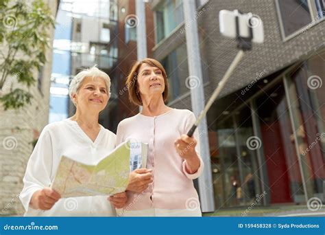 Mulheres Seniores Mapa E Guia Municipal Tomando Selfie Foto De