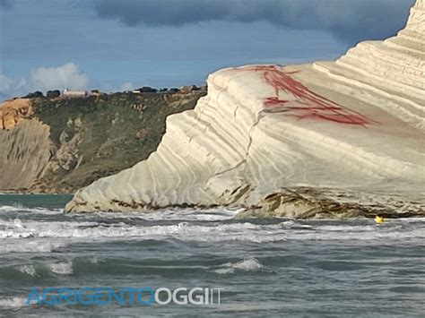 Imbrattata la Scala dei Turchi è caccia ai vandali Cresce l