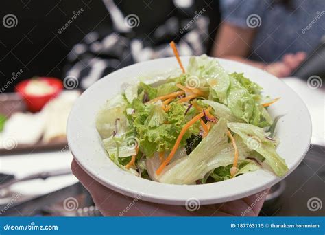 Mezclar Ensalada De Verduras En El Restaurante Imagen De Archivo