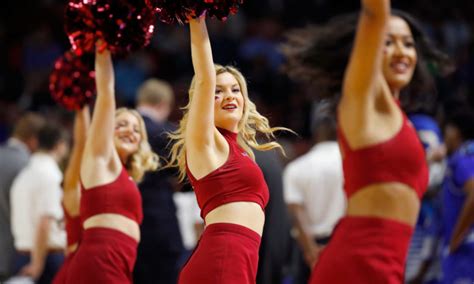 Look Arkansas Cheerleader Goes Viral During Ncaa Tournament Game