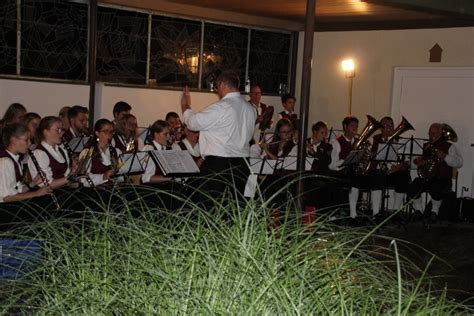 Besucher Zeigen Stehverm Gen Beim Mostfest In Warthausen Musikverein