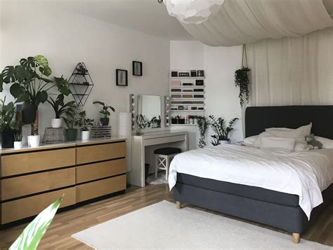 Geräumiges Zimmer mit großem Bett Zimmer Zimmer einrichten