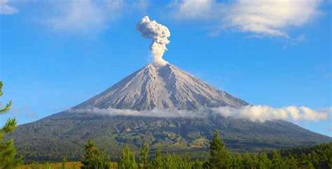 Gunung Sanggar Nusa Tenggara Barat