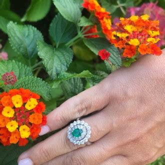 Anillo Elizabeth En Oro Blanco De K Con Brillantes Y Esmeralda