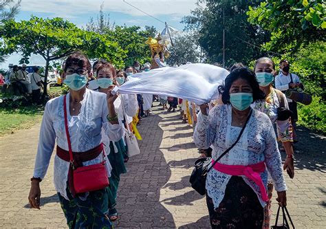 Umat Hindu Khidmat Ikuti Upacara Melasti Di Pantai Marina Semarang