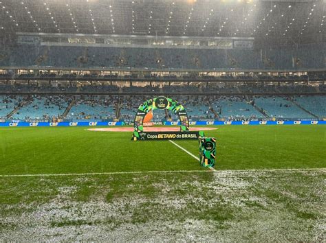 Gramado encharcado atrasa duelo entre Grêmio e Bahia na Arena | abc+
