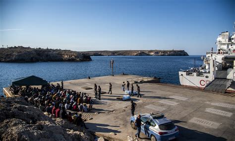 Trovato Il Cadavere Di Un Neonato In Una Barca Approdata A Lampedusa