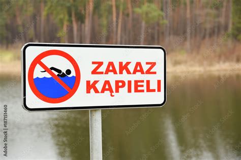 Znak Zakaz kąpieli na jeziorem Stock Photo Adobe Stock