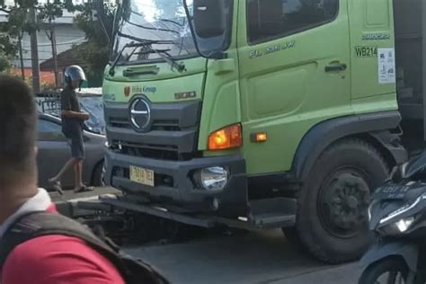 Lagi Kecelakaan Sepeda Motor Dan Truk Di Tambakaji Ngaliyan Pemotor