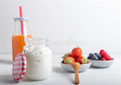 Iogurte Fruto Em Uma Tabela De Caf Da Manh Em Um Fundo Branco