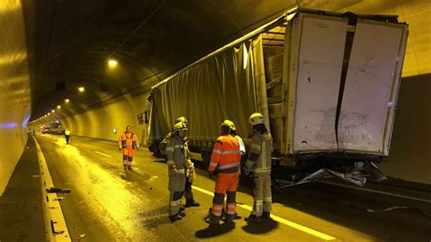 Schwerer Lkw Unfall Im Strengener Tunnel Landes Feuerwehrverband Tirol