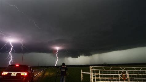 New Oklahoma Tornadoes Kill Nine Bbc News