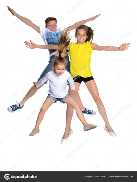 Un grupo de niños saltando y saludando fotografía de stock