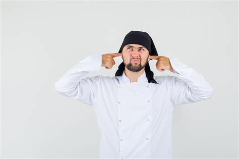 Chef Masculino Tampando As Orelhas Os Dedos Em Uniforme Branco E