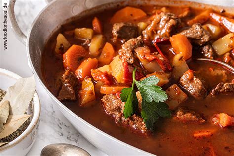 Gulaschsuppe Mit Kartoffeln Und Paprika Eine Deftige Partysuppe