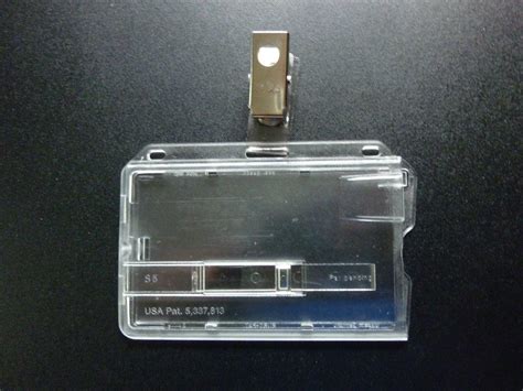 Kartenhalter mit Clip für Plastikkarten - www.shoppen-fuer-sammler.de