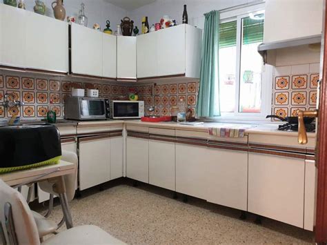 Antes y después de piso setentero en Sevilla a piso moderno con cocina