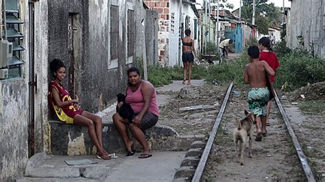 A linha resiste a luta de mães contra o despejo à beira dos Geral