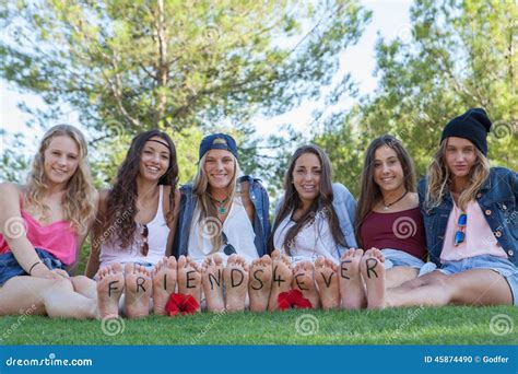 Groupe D Amis Heureux D Adolescents De Mode Photo Stock Image Du Sain