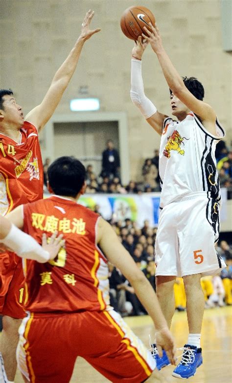 图文： Cba 山西主场胜八一 段江鹏比赛中投篮 搜狐体育