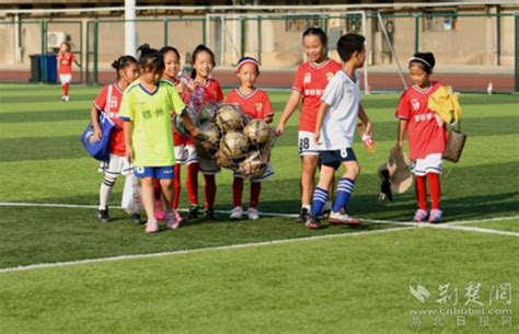 新民街小学校园女子足球队绿茵场上“逐梦” 荆楚网 湖北日报网