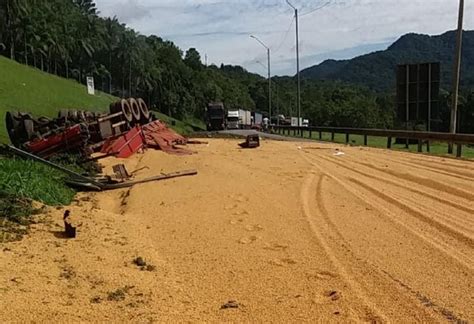 Carreta Tomba Na Br No Pr Fere Motorista E Interdita A Estrada