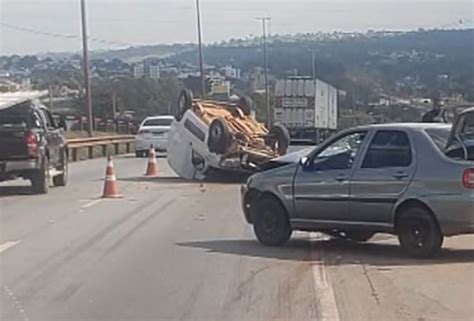 Carro capota após ser atingido na traseira na Rodovia Fernão Dias em Betim