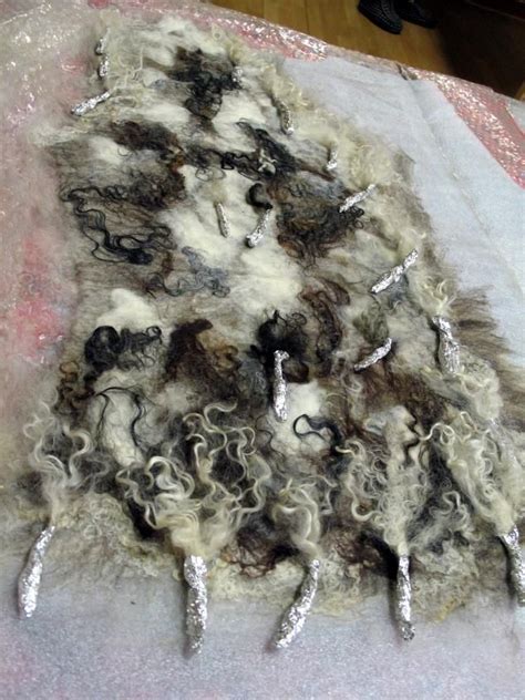 Валяный жилет с кудряшками (флисом) | Wool balls, Wet felt, Felt