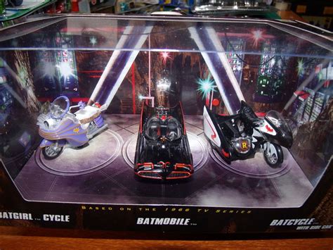 Hot Wheels Boxed Comic Con Excl Bat Cave Set Batmobile Batcycle Disney Cars Toys Batmobile