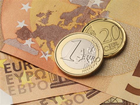 Euro And Pound Both Punished Vs Dollar As Recession Fears Intensify