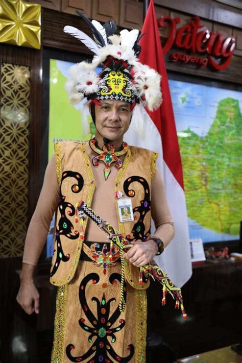 16+ Pakaian Adat Dayak Laki & Perempuan (NAMA & PENJELASAN)