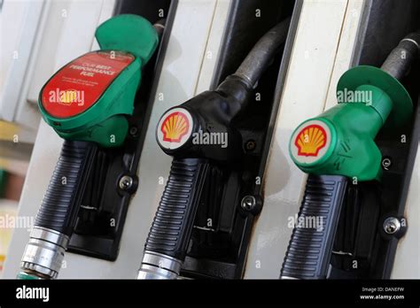 Shell Petrol Hi Res Stock Photography And Images Alamy