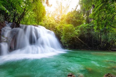 Hermosa Cascada De Huay Mae Khamin En La Selva Tropical En El Parque