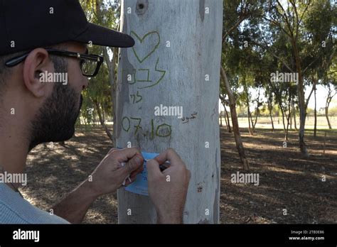 Un Hombre Israel Talla El De Octubre Y El Nombre De Su Hermana Que