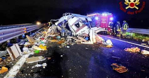 Cosenza Grave Incidente Stradale Sulla Strada Statale 106 Un Morto E