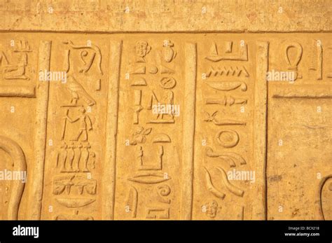 Egipto Al Templo De Kom Ombo Muro De Tallas Relieves Jerogl Ficos