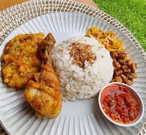 Nasi Uduk Ayam Goreng Komplit - Delivery Momma