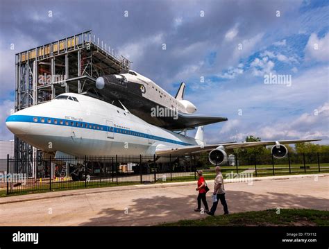 Boeing Space Shuttle with Independence at Space Center Houston, Texas Stock Photo - Alamy