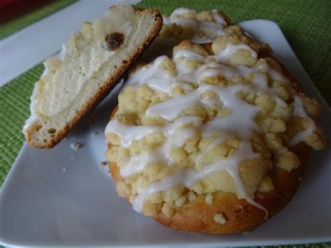 Quark Schnecken Mit Rum Streusel Rezept Kochbar De