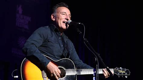 Bruce Springsteen Biography | The Best Singer in the World