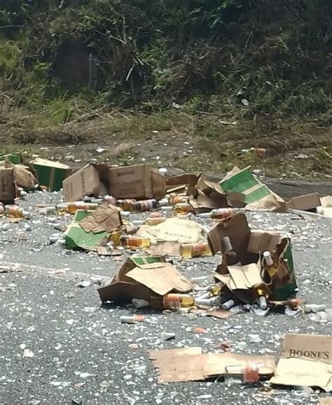 Tráiler choca con tractocamión en las Cumbres de Maltrata rapiñeros