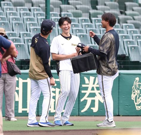 スポニチtigersフォト On Twitter 山本由伸 選手、 宇田川優希 選手と楽しそうに談笑する 湯浅京己 選手