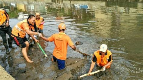 Mengenal Lebih Dekat Pasukan Oranye Andalan Bersih Bersih Sungai Di