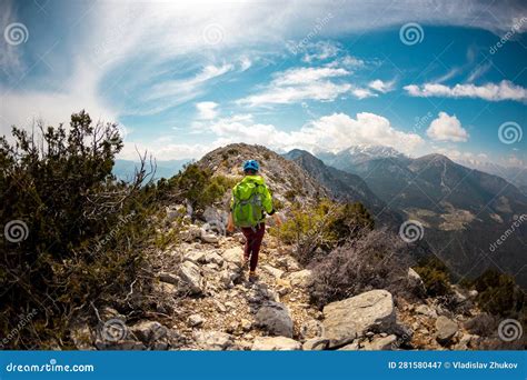 Alpinista Vai Ao Longo Da Serra Rochosa Menina Subindo Nas Montanhas