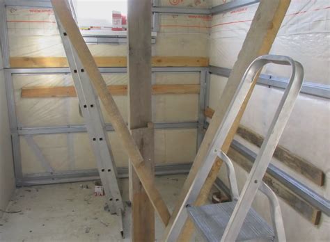 Крепление к гипсокартону тяжелых предметов: монтаж радиаторов и других ...