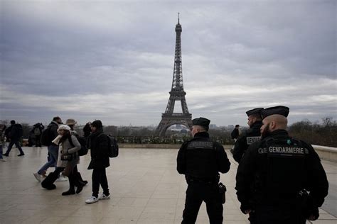 Attaque Au Couteau à Paris Au Pied De La Tour Eiffel Des Touristes