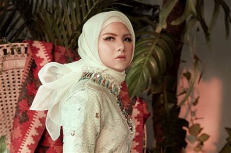 Dicibir Tak Konsisten Masih Suka Buka Tutup Hijab