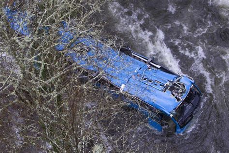 Seis Muertos Y Dos Supervivientes Tras Precipitarse Un Autobús A Un Río En Pontevedra