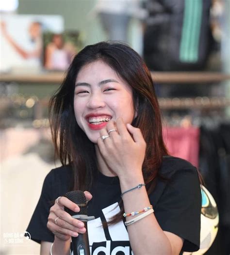 Style khoe vòng eo con kiến của Thanh Nhã tiền đạo sinh năm hot nhất tuyển nữ Việt Nam