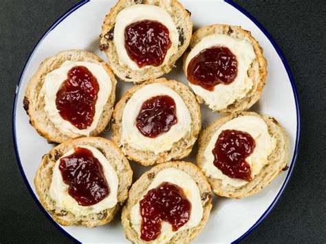 Scones Con Crema Y Mermelada De Fresa Coaguladas Foto De Archivo